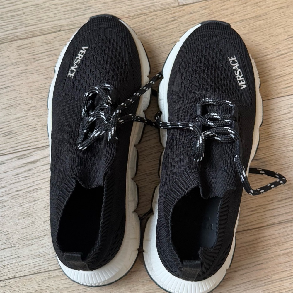 *NEW* Versace boys low top sneakers never been worn, in black size 1-1.5